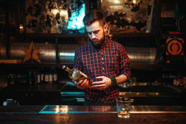 Νεαρός Άνδρας Μπουκάλι Ουίσκι Στο Μπαρ Μετρητή Αλκοολισμός Μέθη Έννοια — Φωτογραφία Αρχείου