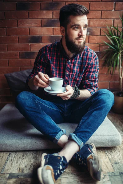 Молодой Человек Сидящий Кофейне Пьющий Напиток — стоковое фото