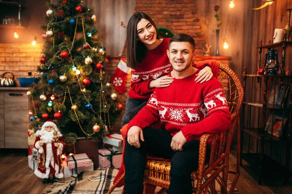 Счастливая Влюбленная Пара Празднует Рождество Дома — стоковое фото