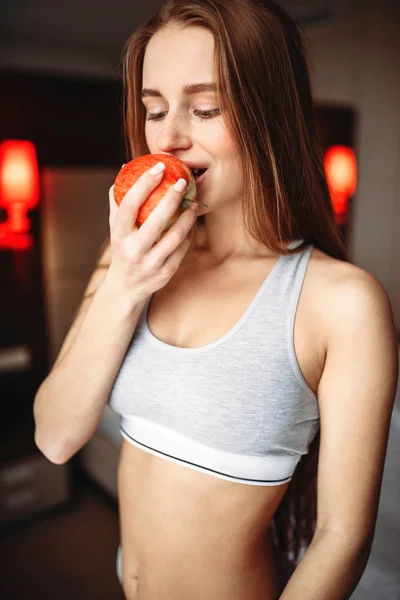 Wanita Muda Dalam Pakaian Makan Apel Segar Pagi Hari — Stok Foto