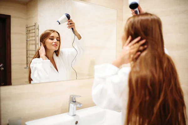 Güzel Kadın Bornoz Ile Kurutma Banyo Aynada Karşı Saç Kurutma — Stok fotoğraf