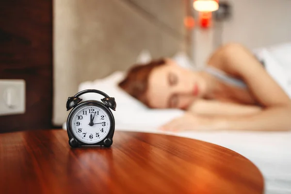 Despertador Mesa Mulher Dormindo Cama Acordando — Fotografia de Stock