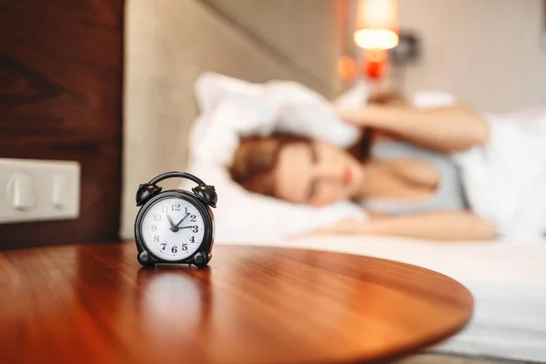 Despertador Mesa Mujer Cubriéndose Las Orejas Con Almohada Despertando —  Fotos de Stock