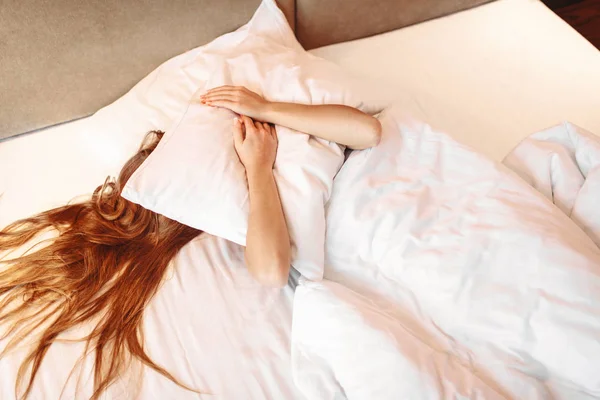 Vacker Kvinna Kramar Kudden Morgon Sängkläder Hemma Avkoppling Sovrum — Stockfoto