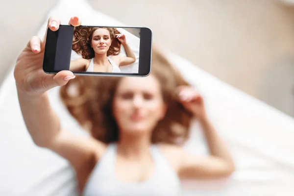 Atrakcyjne Kobiety Bieliźnie Leżąc Łóżku Podejmowania Selfie Telefon — Zdjęcie stockowe