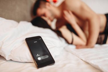sarılma ve öpüşme yatak, zina kavramı, telefonla arama karım aşık