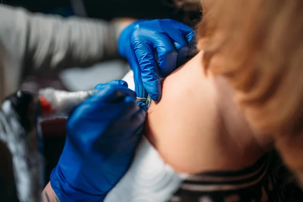Tattooer 蓝不育手套制作纹身机 大师在沙龙 专业纹身过程中工作室 — 图库照片