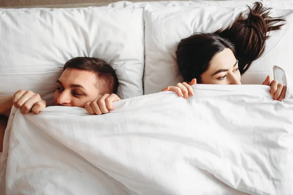 Tímido Amor Casal Deitado Grande Cama Branca Parceiros Íntimos Quarto — Fotografia de Stock