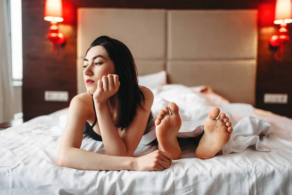 Mujer Ropa Interior Acostada Cama Contra Los Pies Masculinos Intimidad — Foto de Stock