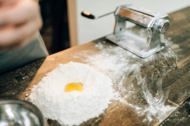 ev yapımı makarna yemek, hamur, yumurta ve un demet ahşap masa yapma adam