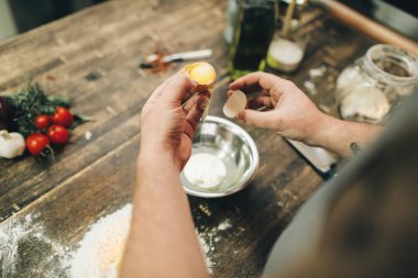 hamur, ahşap mutfak masasında pasta makinesi ile adam İnşaat