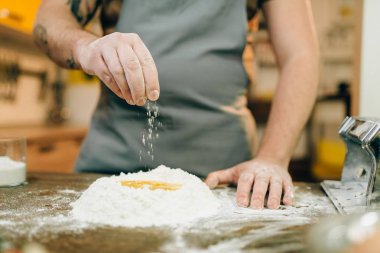 ev yapımı makarna yemek, hamur, yumurta ve un demet ahşap masa yapma adam