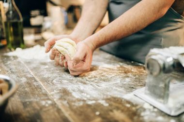 ev yapımı makarna yemek, hamur hazırlık Ahşap mutfak masasında