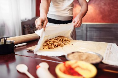 erkek Şef ambalaj dolum hamur, elma strudel pişirme işlemi, ev yapımı tatlı tatlı