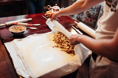 erkek Şef ambalaj dolum hamur, elma strudel pişirme işlemi, ev yapımı tatlı tatlı