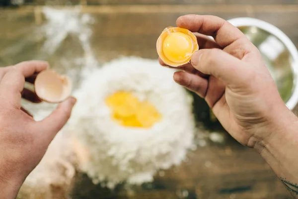 Приготовление Домашней Пасты Приготовление Теста Мужские Руки Яйцом — стоковое фото
