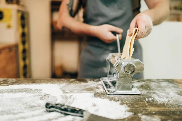 Chef Delantal Trabajando Con Masa Máquina Pasta Mesa Cocina Madera — Foto de Stock