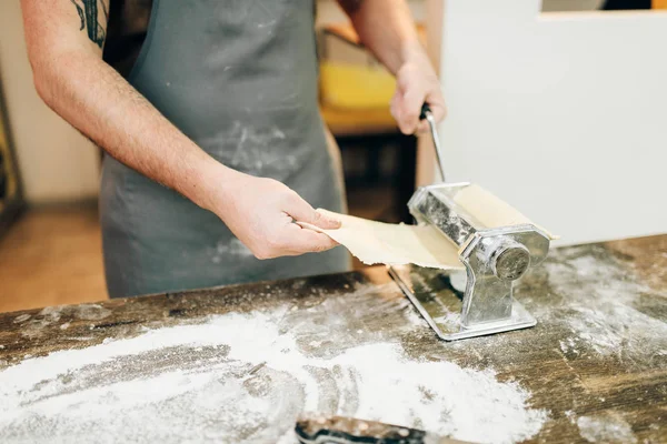 Chef Avental Trabalhando Com Massa Máquina Massas Mesa Cozinha Madeira — Fotografia de Stock