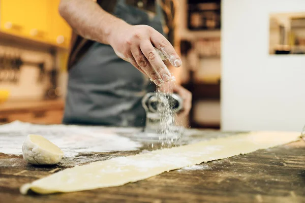 Chef Masculin Faisant Pâte Pour Strudel Pomme Sur Table Cuisine — Photo