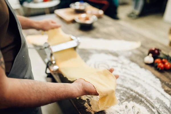 Chef Cuisinier Fettuccine Fraîche Maison Dans Machine Pâtes Sur Table — Photo