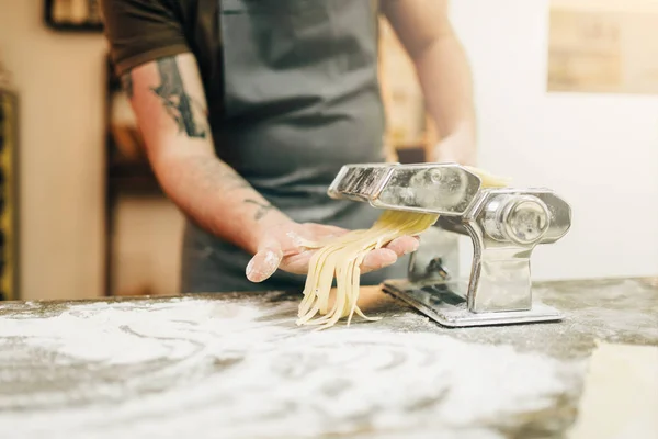 Chef Dans Tablier Travail Avec Pâte Machine Pâtes Sur Table — Photo