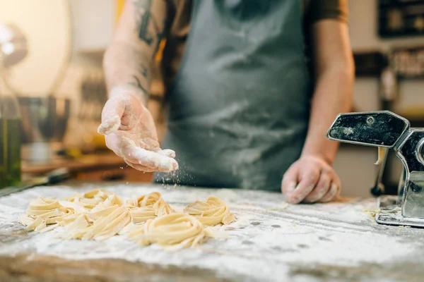 Chef Masculin Cuisinant Des Pâtes Maison — Photo