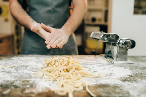 Homme Tablier Travaille Avec Pâte Machine Pâtes Sur Table Cuisine — Photo