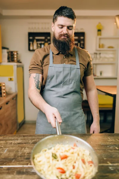 Chef Masculino Sosteniendo Cacerola Con Pasta Sobre Mesa Cocina Madera — Foto de Stock