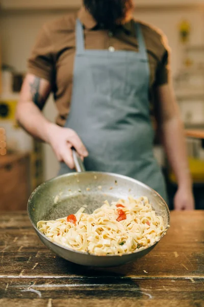 Chef Masculino Segurando Panela Com Macarrão Sobre Mesa Cozinha Madeira — Fotografia de Stock