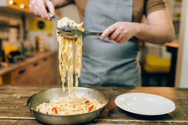 Manlig Kock Matlagning Pasta Pan Trä Köksbord — Stockfoto