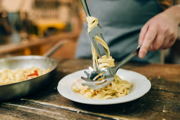 Manlig Kock Matlagning Pasta Pan Trä Köksbord — Stockfoto