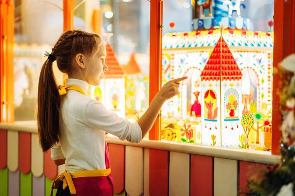 Niña Mirando Escaparate Con Caramelo Azúcar Hecho Mano —  Fotos de Stock