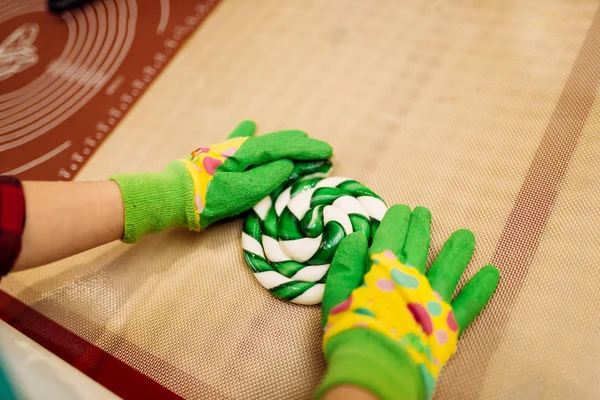 Çocuğun Renkli Taze Pişmiş Karamel Elinde Eldiven Eller — Stok fotoğraf