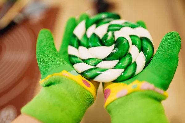 Handen Voor Kid Handschoenen Houdt Van Kleurrijke Vers Gekookte Karamel — Stockfoto