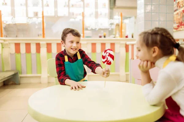 Menino Dando Chupa Chupa Artesanal Para Menina Feliz — Fotografia de Stock