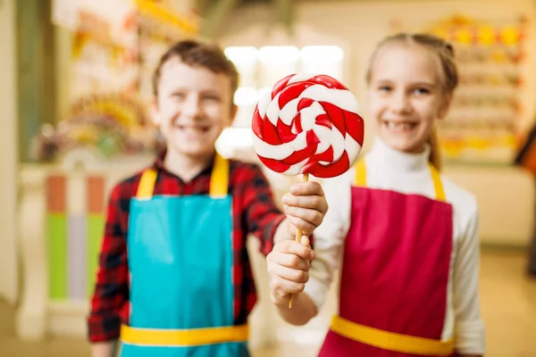 Feliz Niña Niño Sosteniendo Manos Fresco Lollipop —  Fotos de Stock