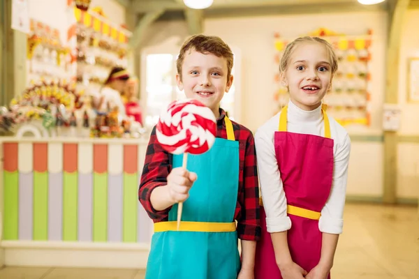Fröhliche Kleine Süße Kinder Mit Lutscher Süßwarenladen — Stockfoto
