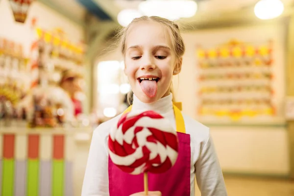 Boldog Little Girl Gazdaság Nyalóka Édességbolt — Stock Fotó