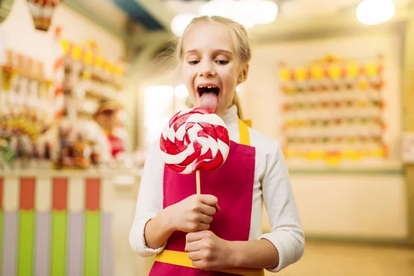 Menina Feliz Segurando Pirulito Loja Doces — Fotografia de Stock