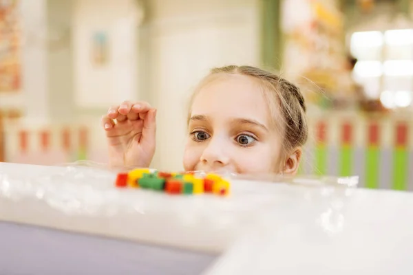 Fröhliche Kleine Diebin Mädchen Nimmt Handgemachte Süßigkeiten Von Tisch Süßwarenladen — Stockfoto