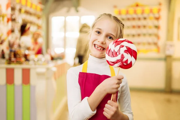 Şekerci Dükkanında Lolipop Tutan Mutlu Küçük Kız — Stok fotoğraf