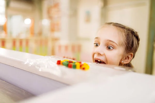 快乐的小贼女孩从餐桌上的糖果店做手工甜点 — 图库照片