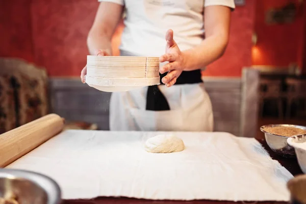 Chef Masculino Fazendo Massa Para Strudel Maçã Mesa Cozinha Madeira — Fotografia de Stock