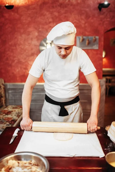 Massa Rolamento Chef Masculino Com Rolo Pino — Fotografia de Stock