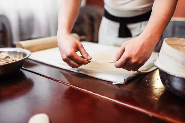 Chef Masculino Fazendo Massa Para Strudel Maçã Mesa Cozinha Madeira — Fotografia de Stock