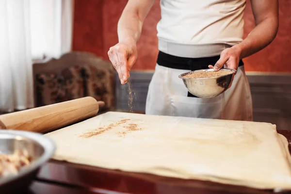 Chef Macho Polvilhando Massa Com Canela Maçã Strudel Cozinhar — Fotografia de Stock