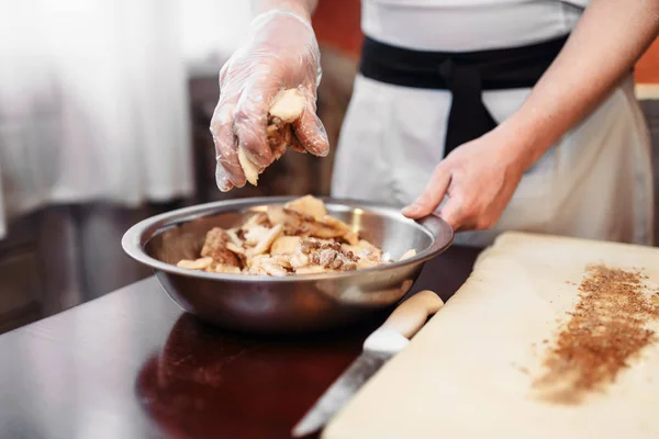 Chef Macho Polvilhando Massa Com Canela Maçã Strudel Cozinhar — Fotografia de Stock