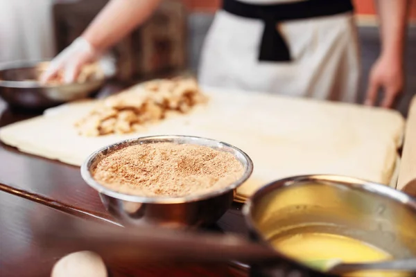 Chef Masculino Cozinhando Strudel Maçã Ingredientes Pastelaria Fundo — Fotografia de Stock