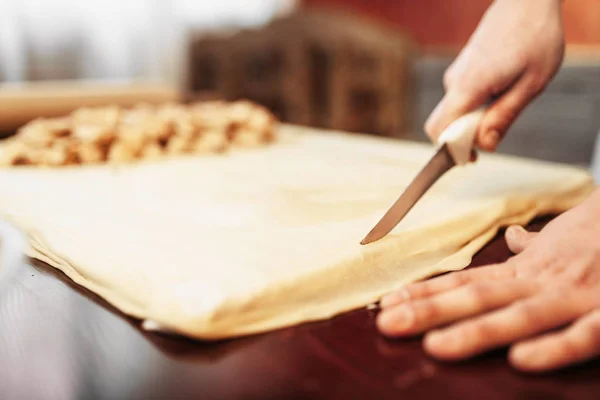 Chef Masculino Cozinhando Strudel Maçã — Fotografia de Stock