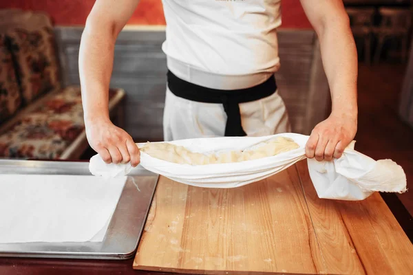 Manlig Kock Matlagning Apfelstrudel — Stockfoto